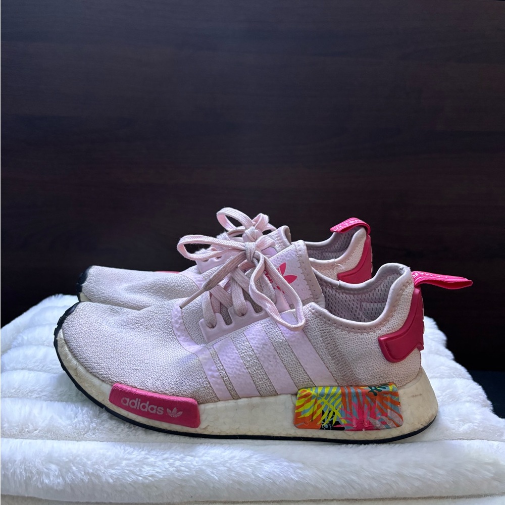 women’s 7.5 adidas Nmd‎ R1 pink